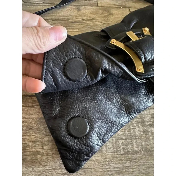 B Makowsky Soft Black Leather Brushed Gold Hardware Strap Clutch Handbag - Picture 11 of 12